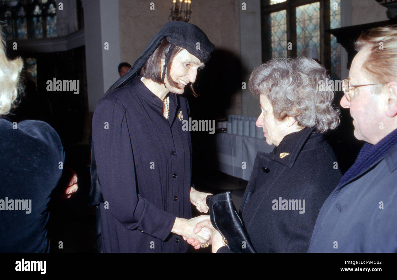 Witwe Monika Gräfin zu Solms Laubach bei der Beerdigung ihres Gatten Ernst August Prinz von Hannover, Herzog zu Braunschweig-Lüneburg bei Schulenburg, Deutschland 1987. Vedova Monika Contessa di Solms Laubach al funerale di suo marito Ernst August principe di Hannover, il duca di Brunswick Lueneburg vicino Schulenburg, Germania 1987. Foto Stock