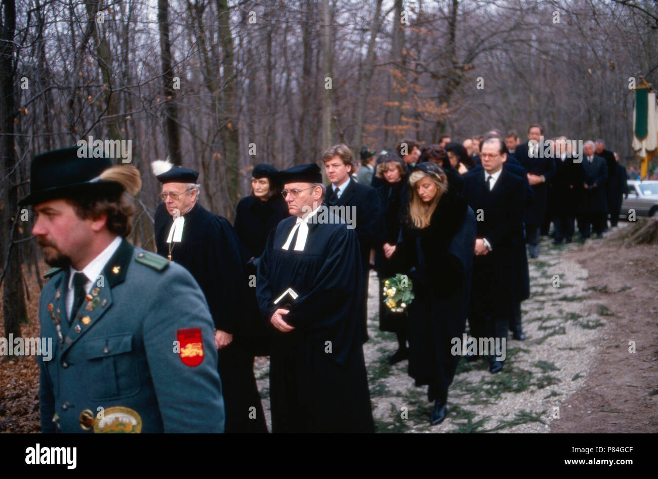 Begleiten Trauergäste den Sarg bei der Beerdigung von Ernst August Prinz von Hannover, Herzog zu Braunschweig-Lüneburg bei Schulenburg, Deutschland 1987. Persone in lutto che accompagna la bara al funerale di Ernst August principe di Hannover, il duca di Brunswick Lueneburg vicino Schulenburg, Germania 1987. Foto Stock