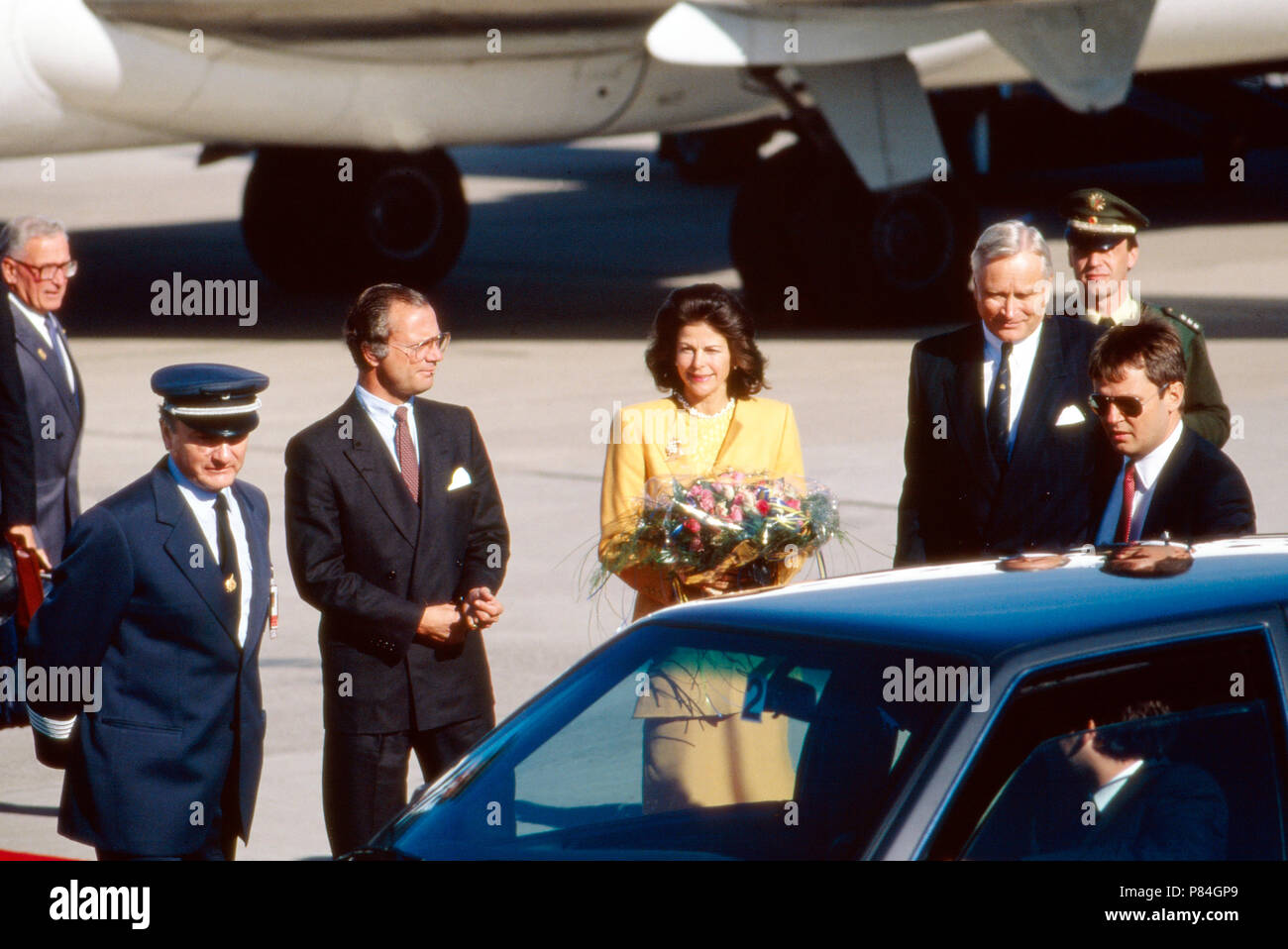 Das schwedische Königspaar in Deutschland: König Carl XVI. Gustaf und Königin Silvia von Schweden bei der Ankunft am Flughafen Düsseldorf, Deutschland 1989. Royals svedese di visitare la Germania: il Re Carlo Gustavo XVI e la Regina Silvia di Svezia arrivando all'aeroporto di Duesseldorf, Germania 1989. Foto Stock