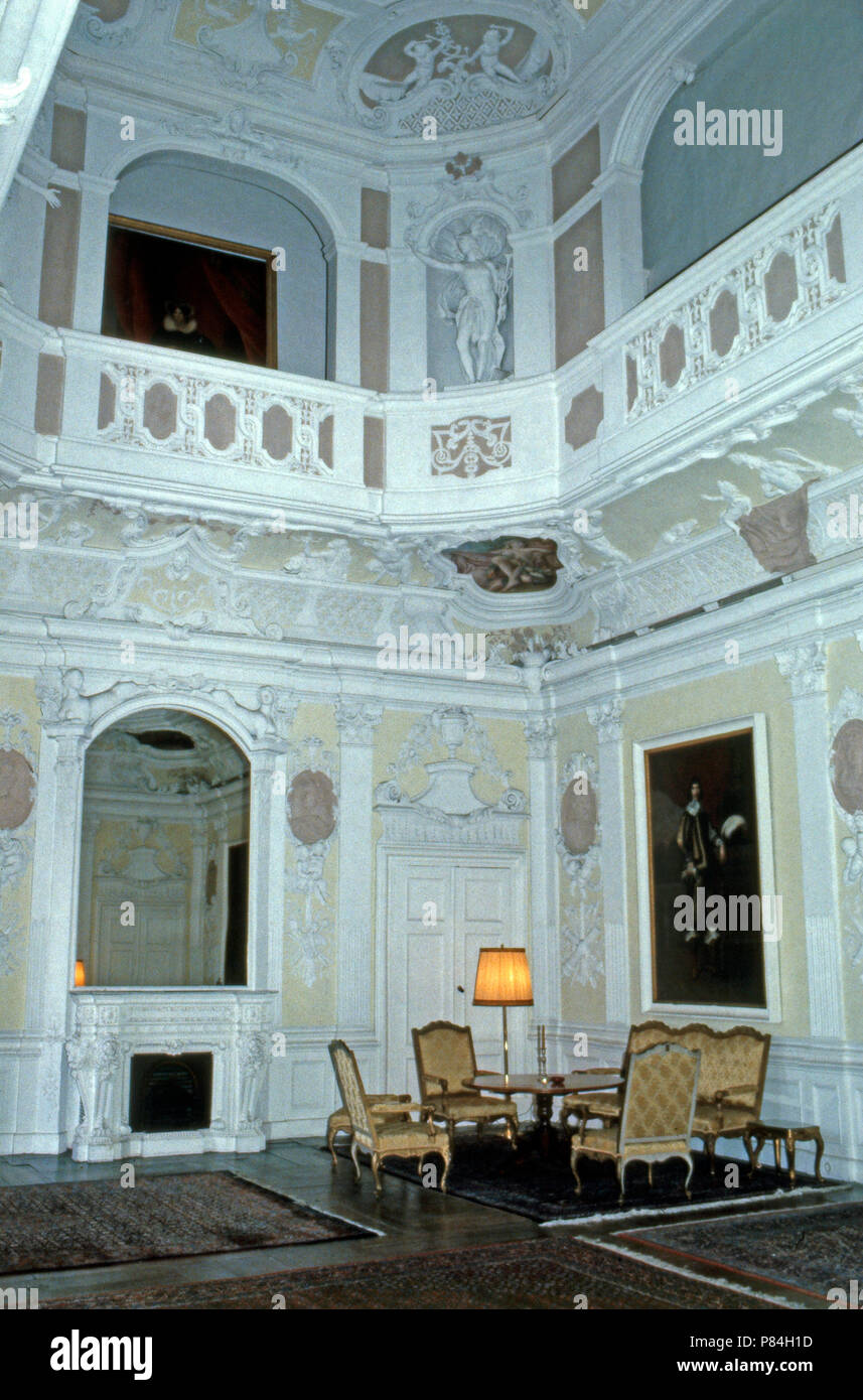 Große Halle auf Schloss Neuwied, Stammsitz von Friedrich Wilhelm Fürst zu Wied in Neuwied, Deutschland 1991. Sala grande a Neuwied Castello, residenza di famiglia di Friedrich Wilhelm principe di Wied a Neuwied, Germania 1991. Foto Stock