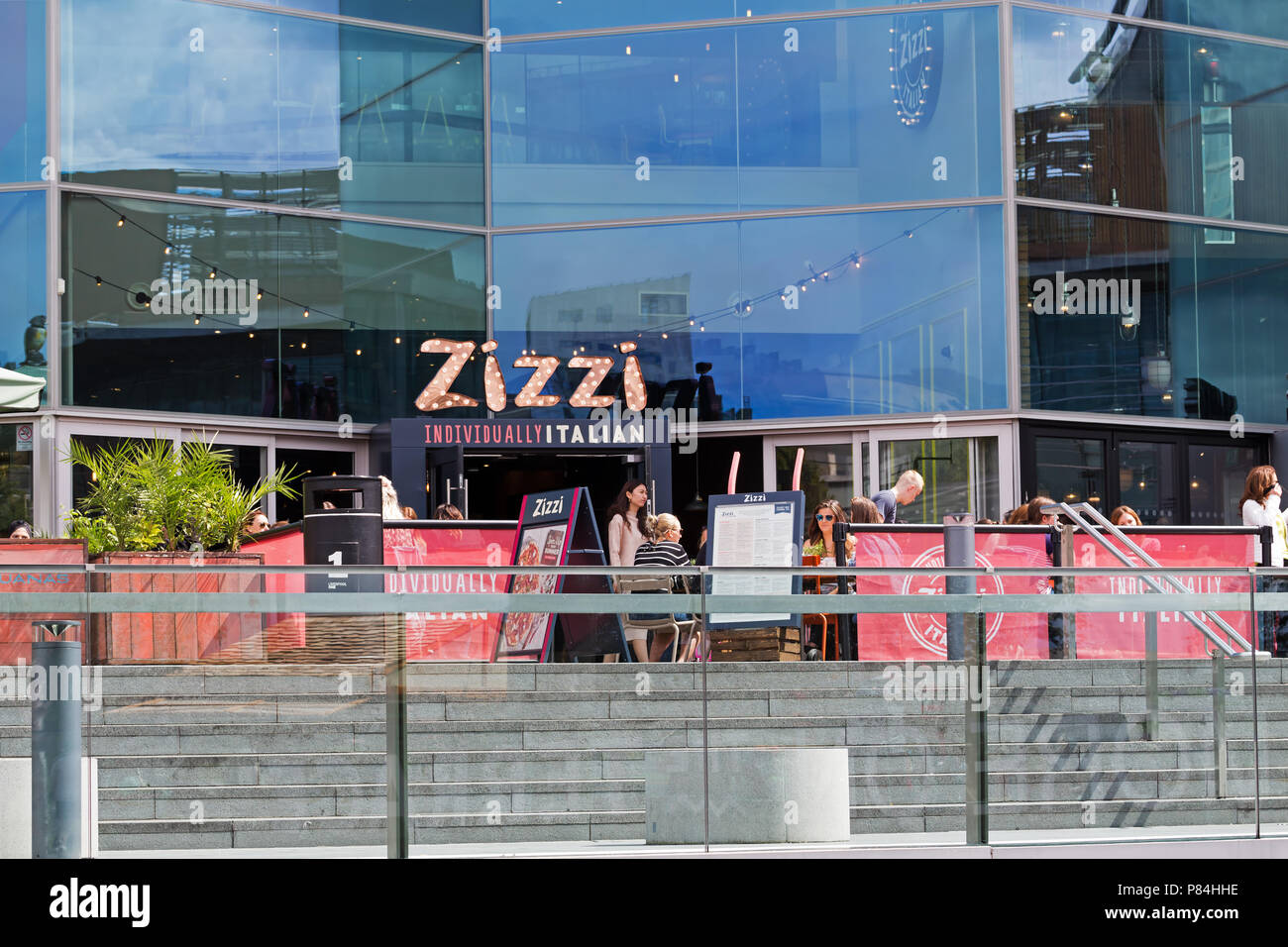 Persone rilassante e avente un pasto al Zizzi ristorante italiano sulla terrazza a Liverpool One shopping centre Liverpool Regno Unito. Foto Stock
