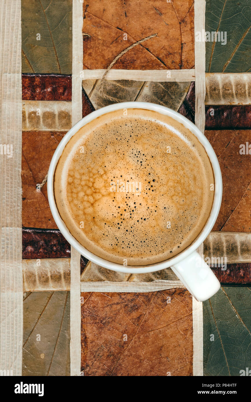 Tazza da caffè visto da sopra il fondo in foglia Foto Stock