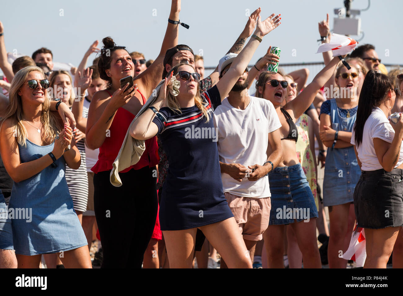 England Football tifosi guardare la Coppa del Mondo Quarti di Finale Inghilterra v Svezia su un enorme schermo tv presso la spiaggia di Brighton Inghilterra come raggiungere le semifinali. Regno Unito Foto Stock