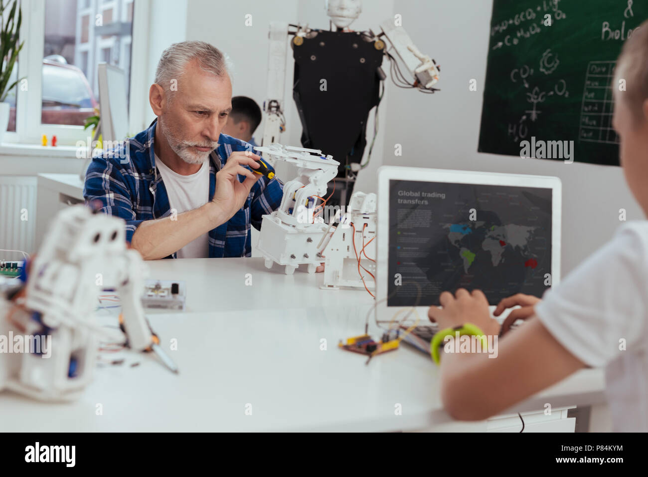 Grave di età compresa tra uomo al lavoro sul suo nuovo progetto Foto Stock