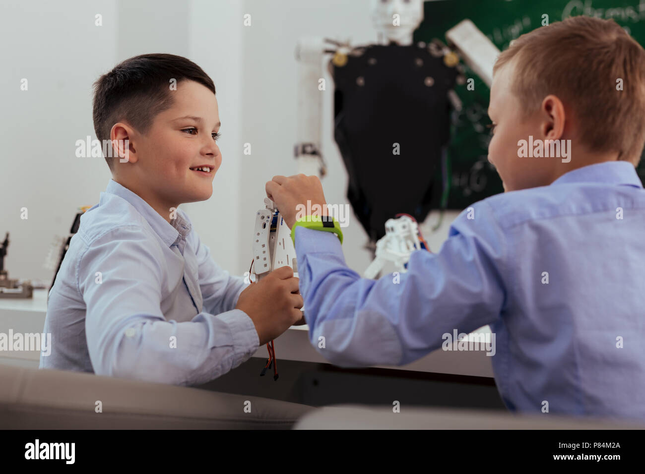 Bella ragazzi intelligenti a discutere di robot Foto Stock