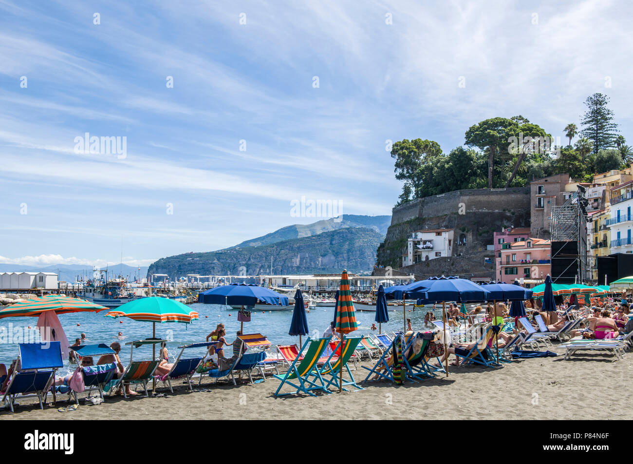 La spiaggia di Marina Grande di Sorrento Costiera Amalfitana Italia Foto Stock