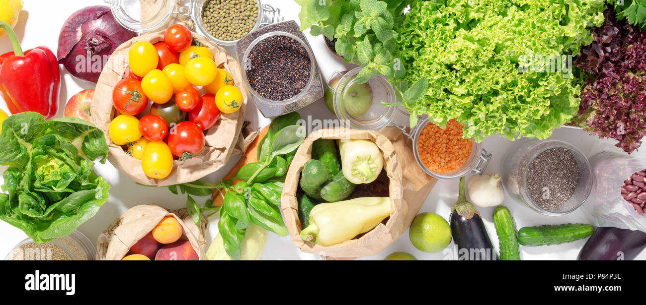 Cibo sano e background. Set di cibo sano su uno sfondo bianco, vista dall'alto Foto Stock