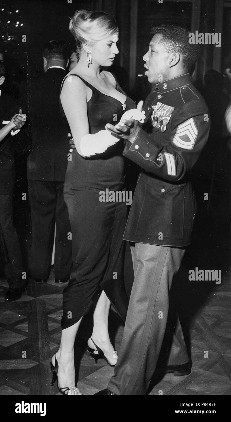 Anita Ekberg, danze con il sergente della marina louis roundtree, presso l ambasciata americana, Roma, 11 novembre 1958 Foto Stock