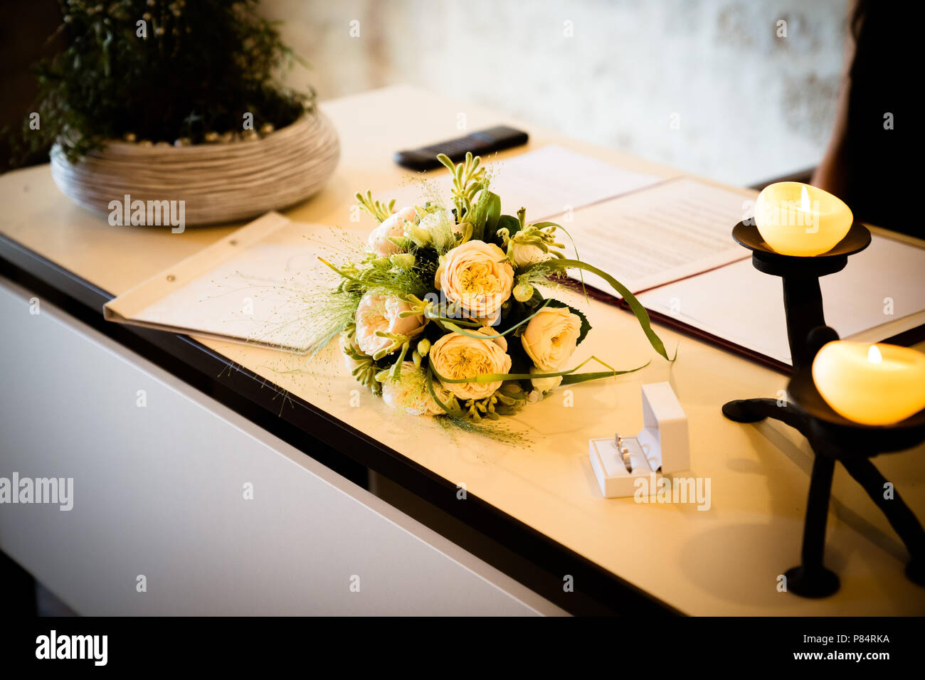 L'ufficio del registro detiene il bouquet della sposa Foto Stock