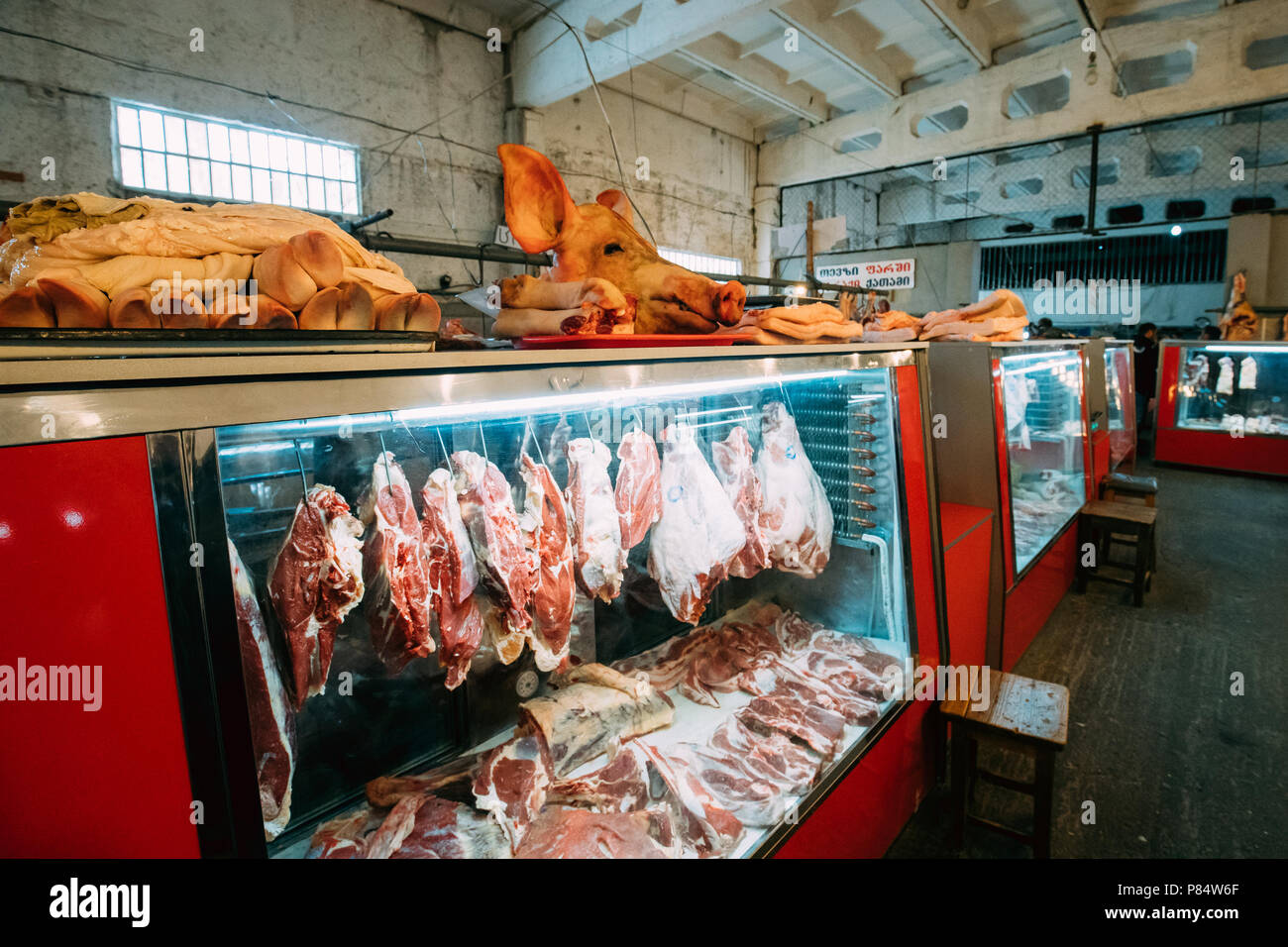 Gori, Shida Kartli Regione, Georgia. Macelleria con carne nel mercato locale. Foto Stock