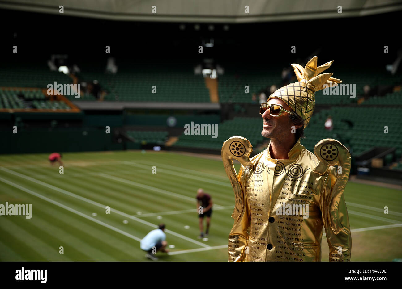 Ventilatore Chris Fava, vestito come il torneo di Wimbledon uomini trophy sul Centre Court il giorno sette dei campionati di Wimbledon al All England Lawn Tennis e Croquet Club, Wimbledon. Foto Stock