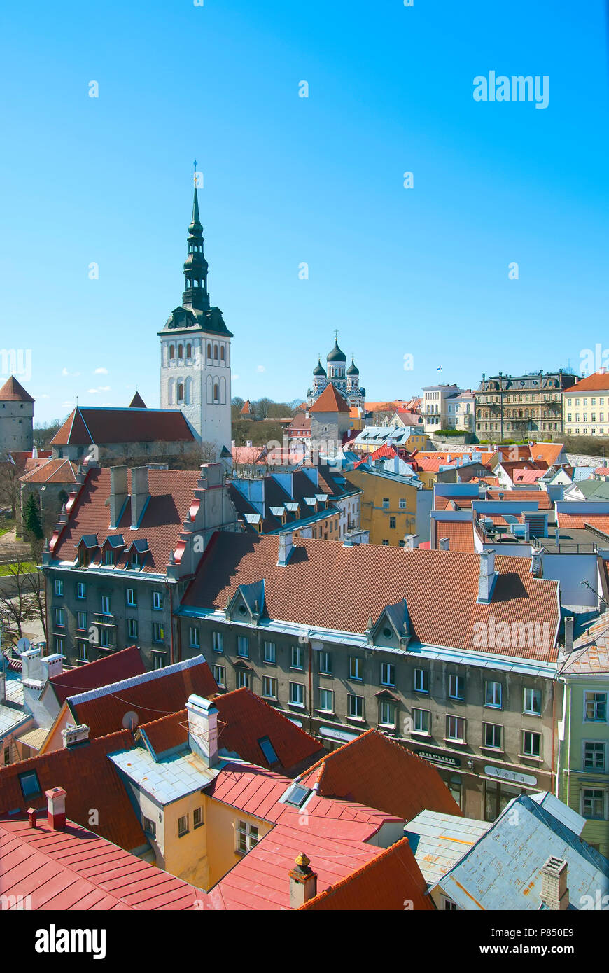 TALLINN, Estonia - 1 Maggio 2011: Città Vecchia. Vista della città con la Chiesa di San Nicola (Niguliste Kirik) e la cattedrale di Alexander Nevsky Foto Stock