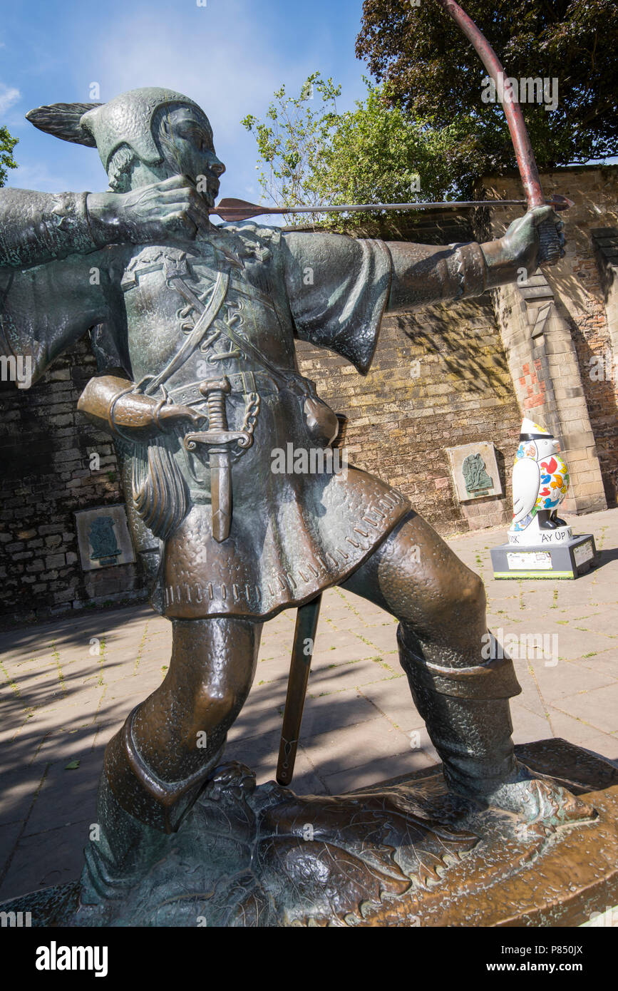 Hoodwinked Wild in Arte Scultura a Robin Hood statua al castello di NOTTINGHAM, NOTTINGHAMSHIRE REGNO UNITO Inghilterra Foto Stock