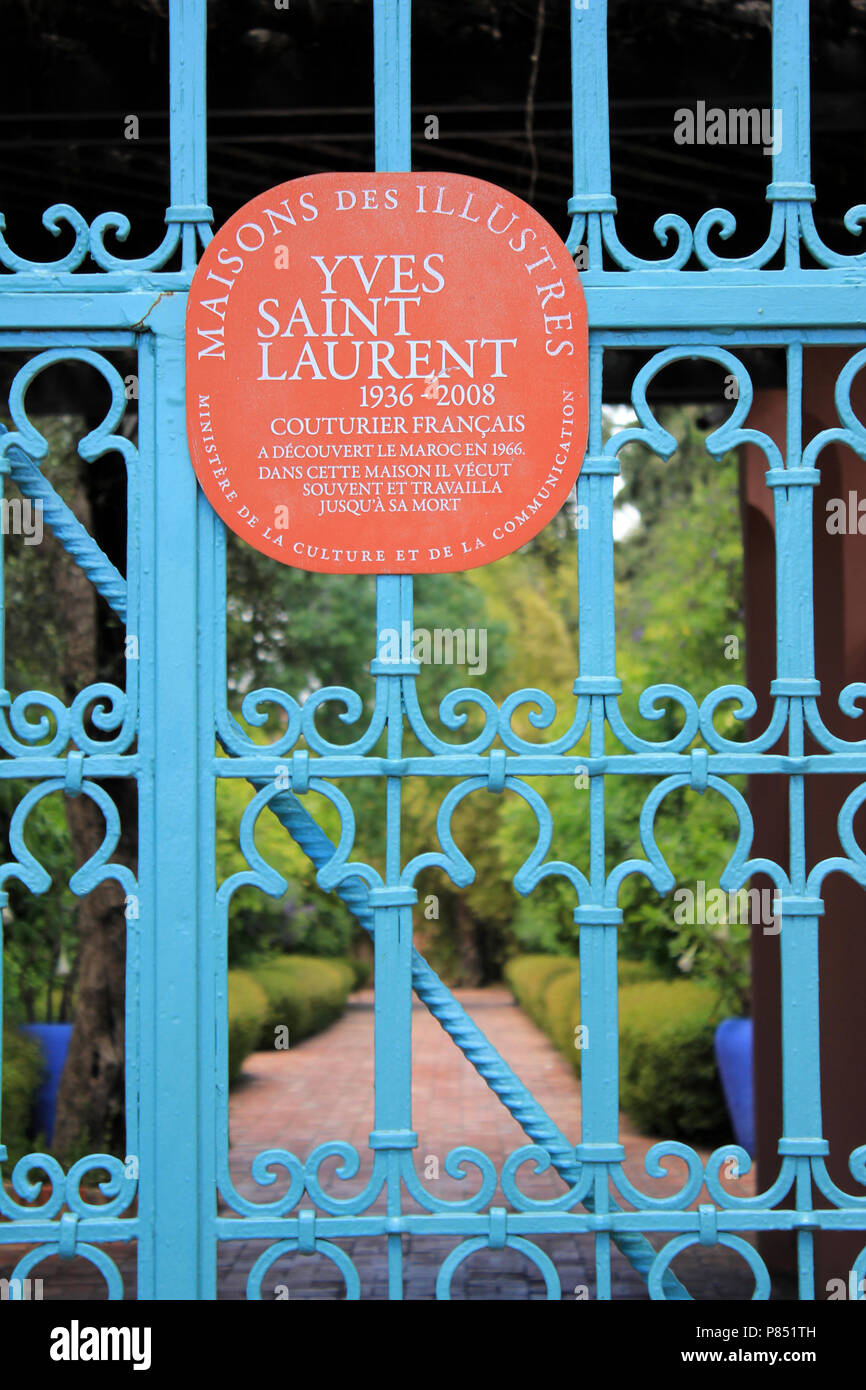 Cancello di ingresso e lapide presso la casa di Yves Saint Laurent a Marrakech, Marocco Foto Stock