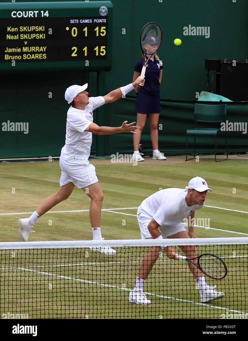 Neal Skupski (destra) e Ken Skupski in azione nel raddoppia il giorno sette dei campionati di Wimbledon al All England Lawn Tennis e Croquet Club, Wimbledon. Stampa foto di associazione. Picture Data: lunedì 9 luglio 2018. Vedere PA storia il tennis a Wimbledon. Foto di credito dovrebbe leggere: Nigel francese/filo PA. Restrizioni: solo uso editoriale. Nessun uso commerciale senza il previo consenso scritto della AELTC. Immagine ancora utilizzare solo - Assenza di immagini in movimento per emulare broadcast. Nessuna sovrapposizione o rimozione di sponsor/annuncio loghi. Chiamate il numero +44 (0)1158 447447 per ulteriori informazioni. Foto Stock