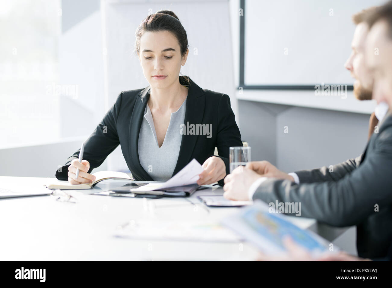 Fiducioso Leader femmina in riunione Foto Stock