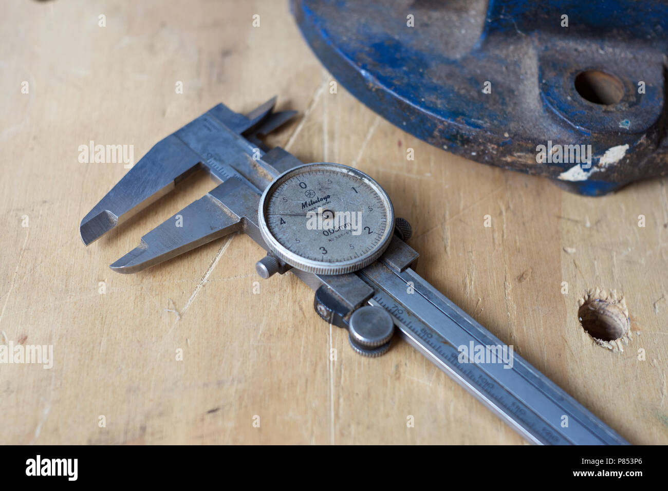 Analogo di metrica del calibro a corsoio sul banco di lavoro. Foto Stock
