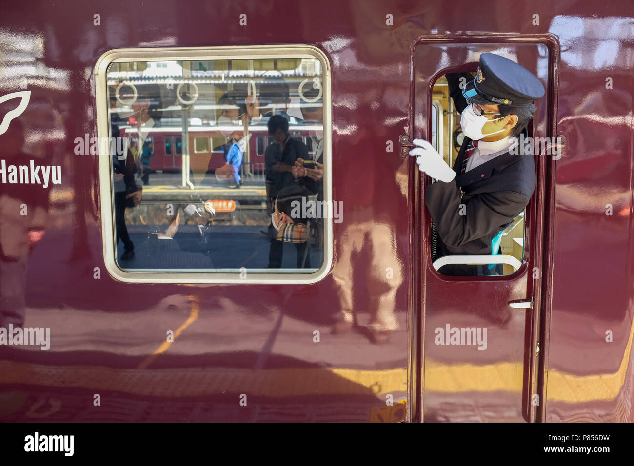 Driver del motore su un treno per stazione Hankyu Kobe linea. Questo è uno dei tre principali commuter rail in linee di Kobe area di Osaka. Foto Stock