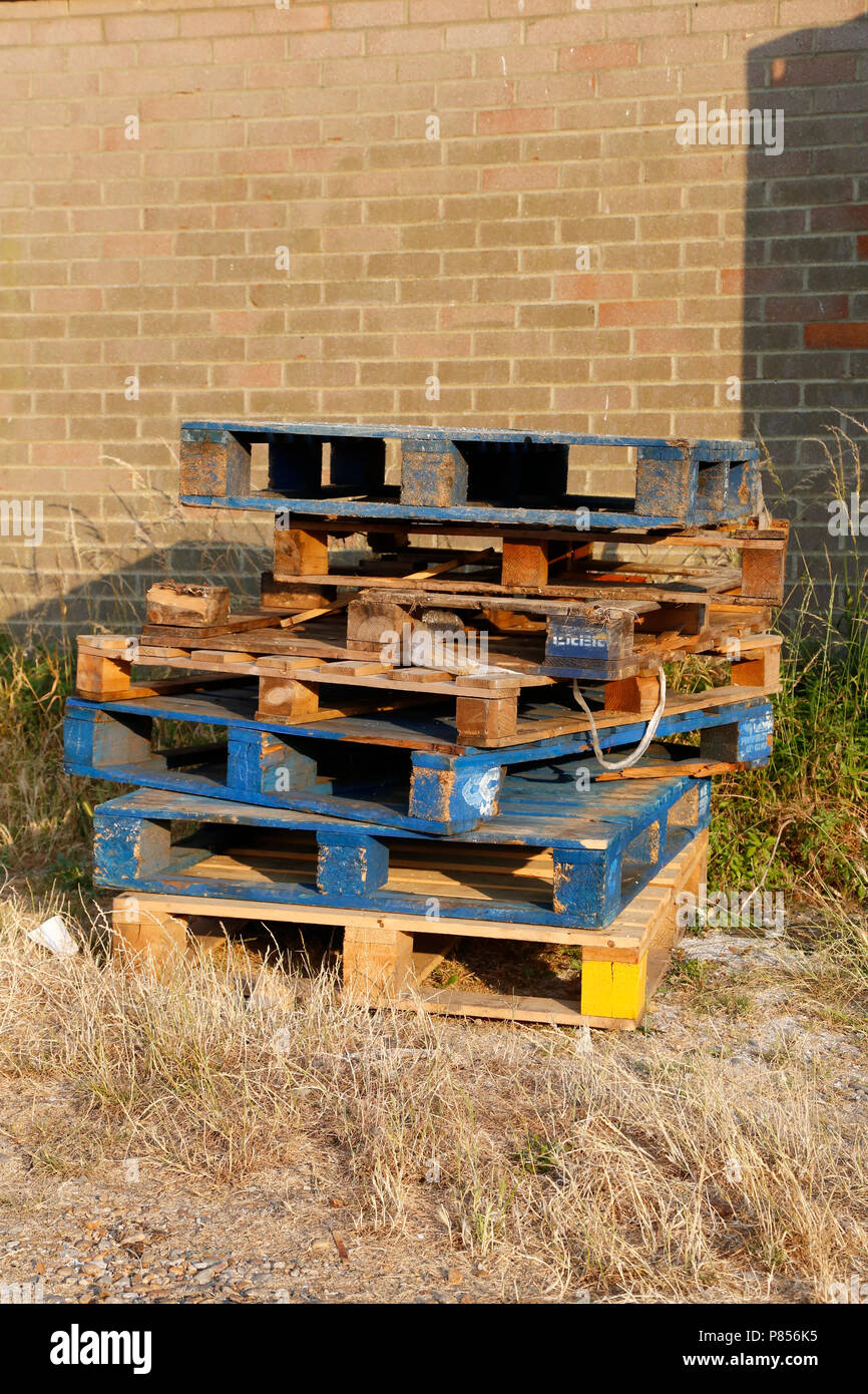 Vecchio, in legno colorato tavolozze di pesca Foto Stock