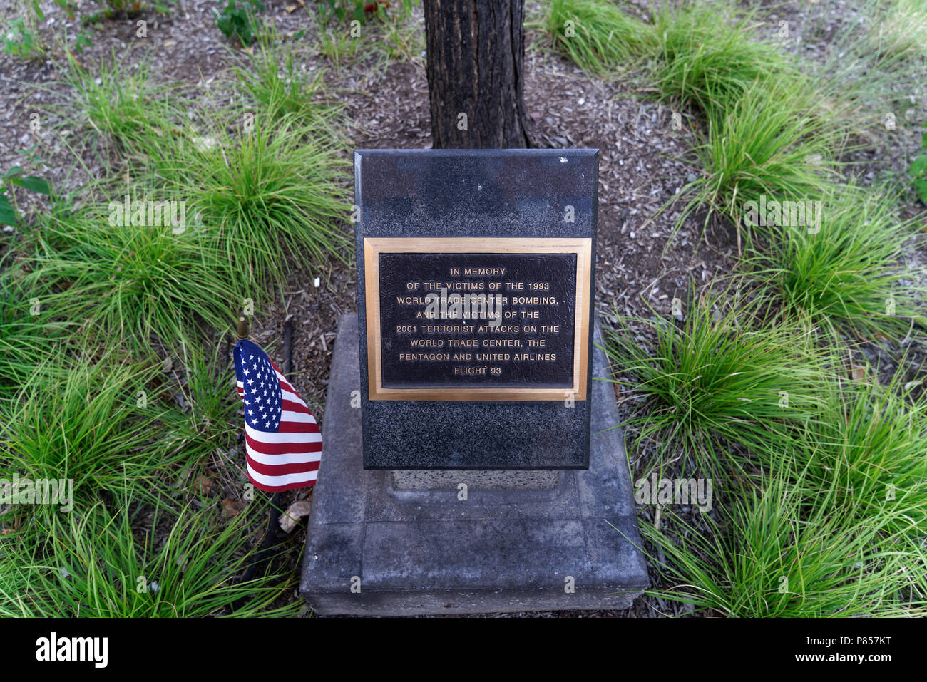 Un piccolo parco, Freeman Plaza West, sulla via di Hudson in Manhattan inferiore presenta segni in memoria delle vittime di attacchi al sito del World Trade Center. Foto Stock