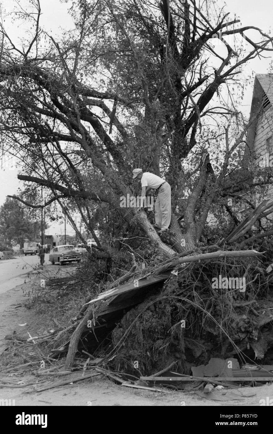 Tornado postumi nel sobborgo di Kansas City, Missouri, ca. 1957. Foto Stock