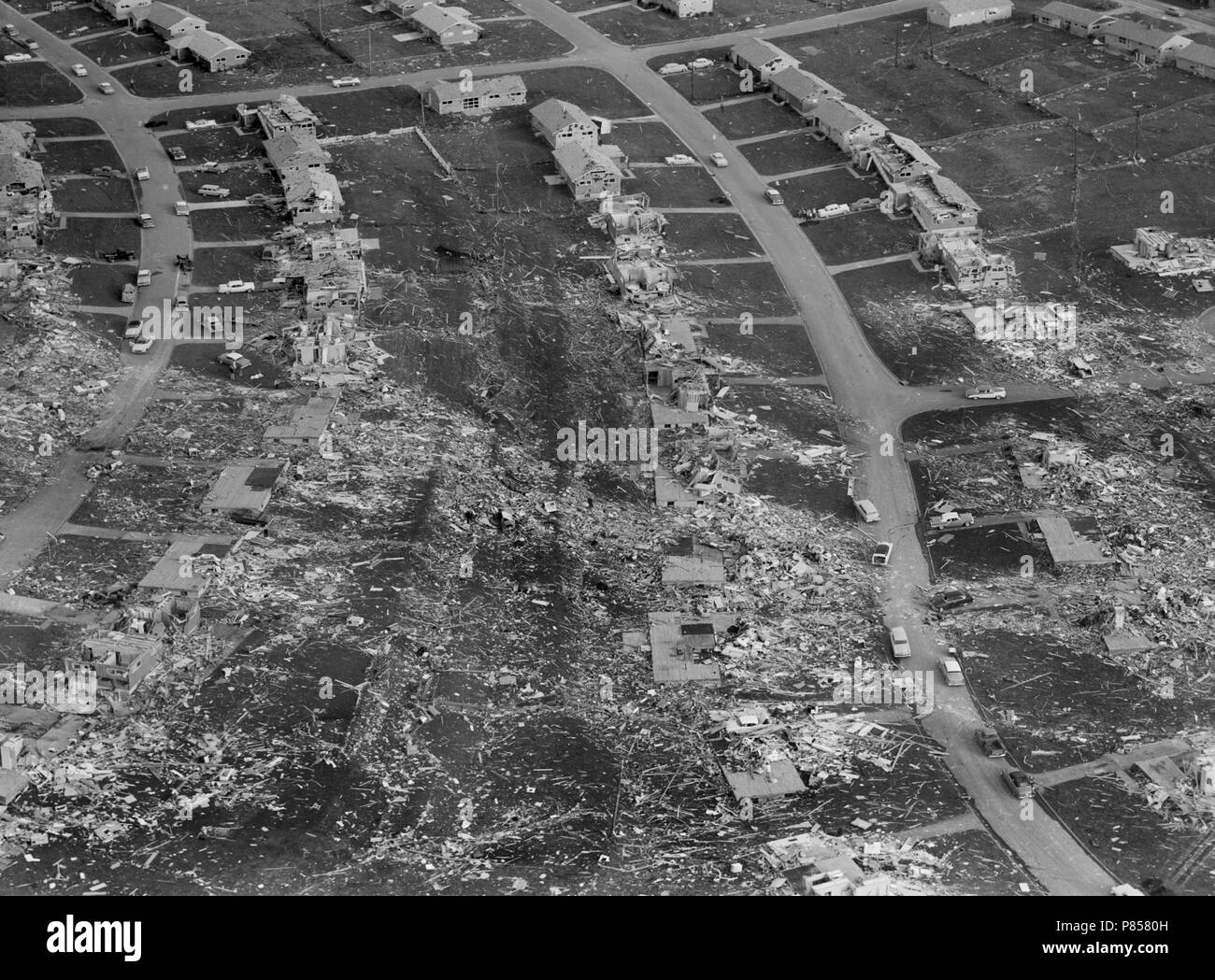 Tornado postumi nel sobborgo di Kansas City, Missouri, ca. 1957. Foto Stock