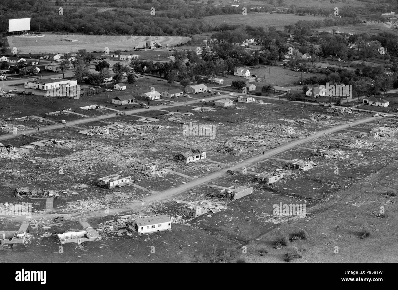 Tornado postumi nel sobborgo di Kansas City, Missouri, ca. 1957. Foto Stock