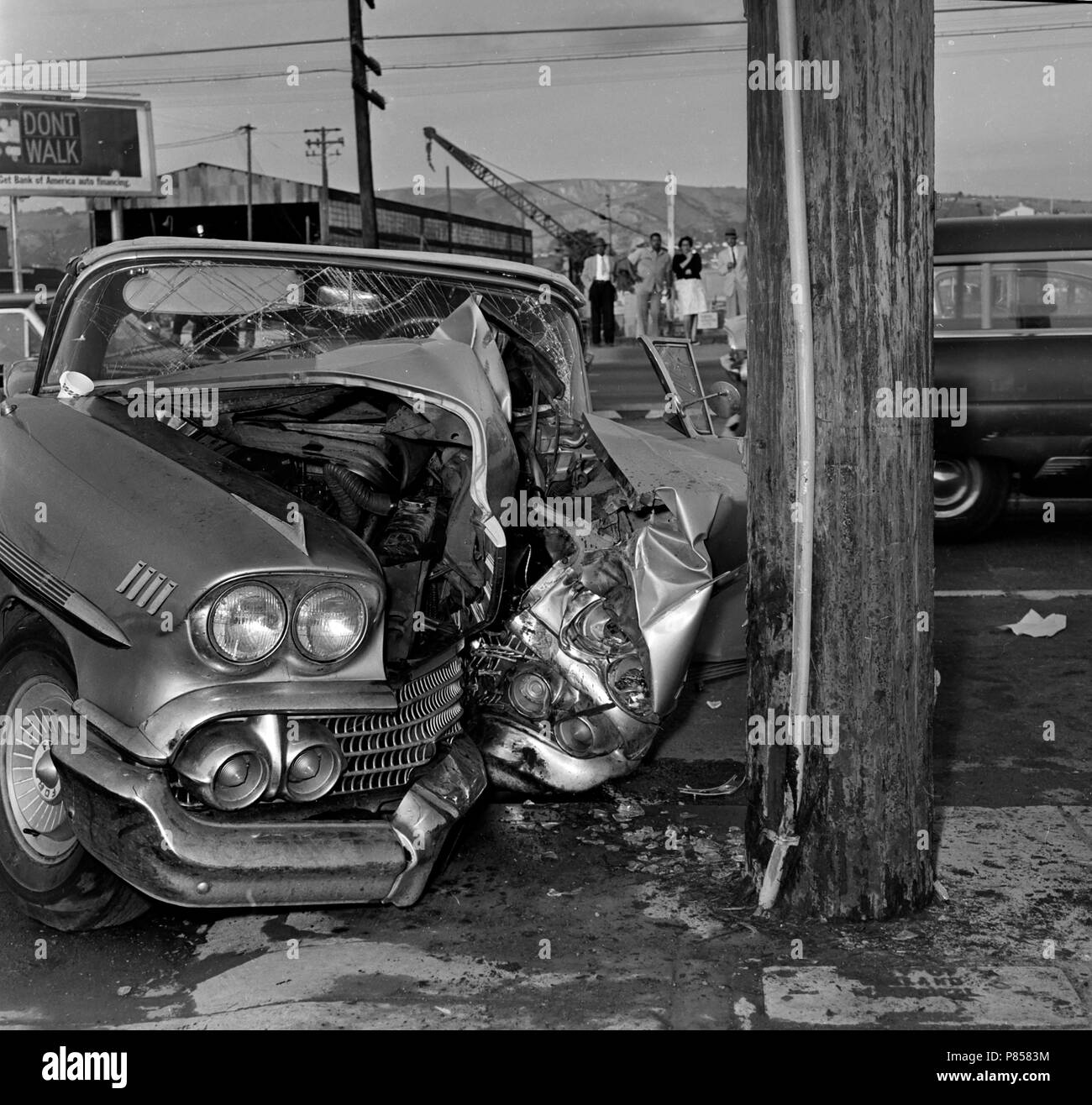 Un palo telefonico vs incidente di auto in California, ca. 1963. Foto Stock