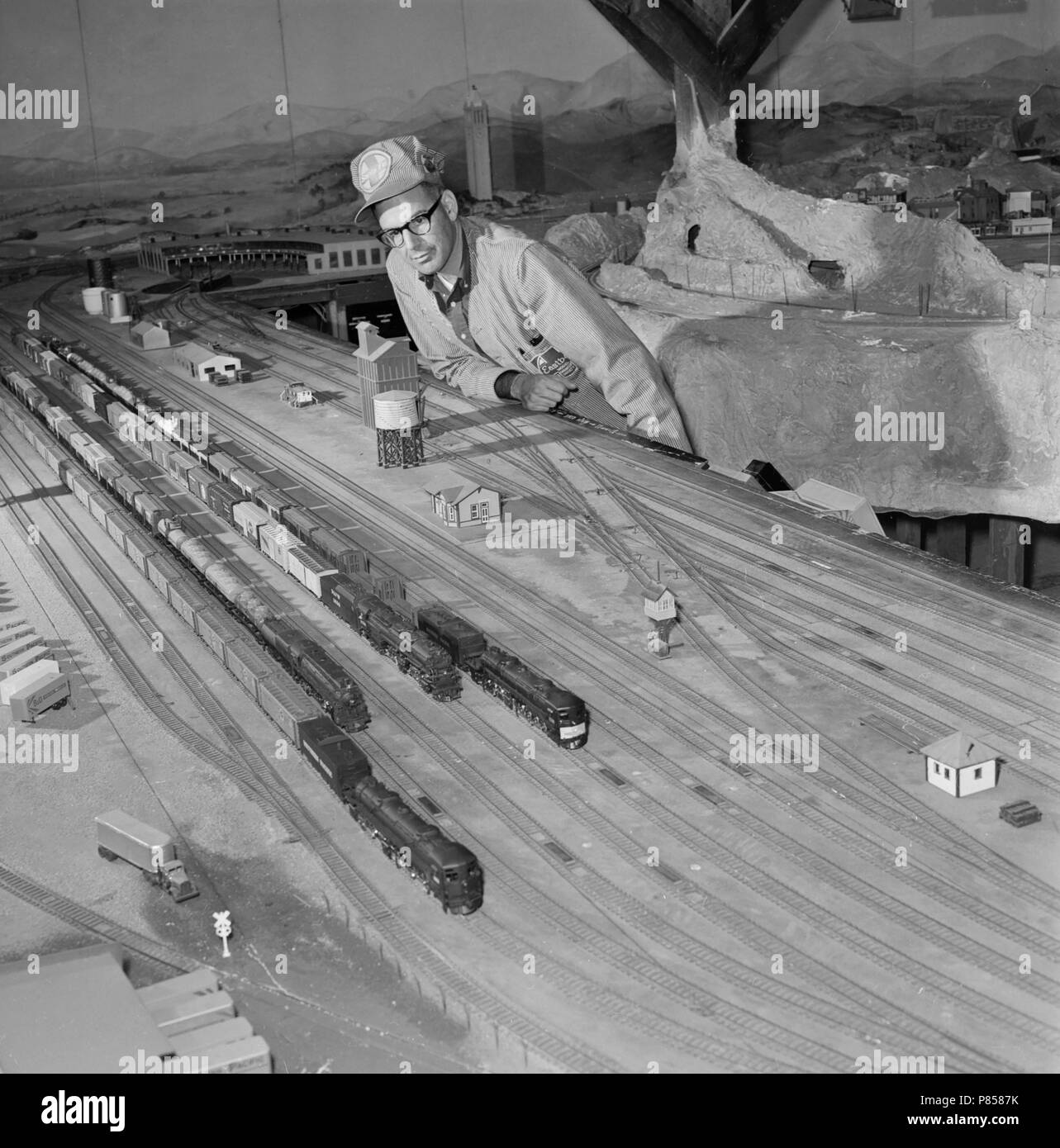 Un hobbista railroader sondaggi il suo convoglio, ca. 1963. Foto Stock