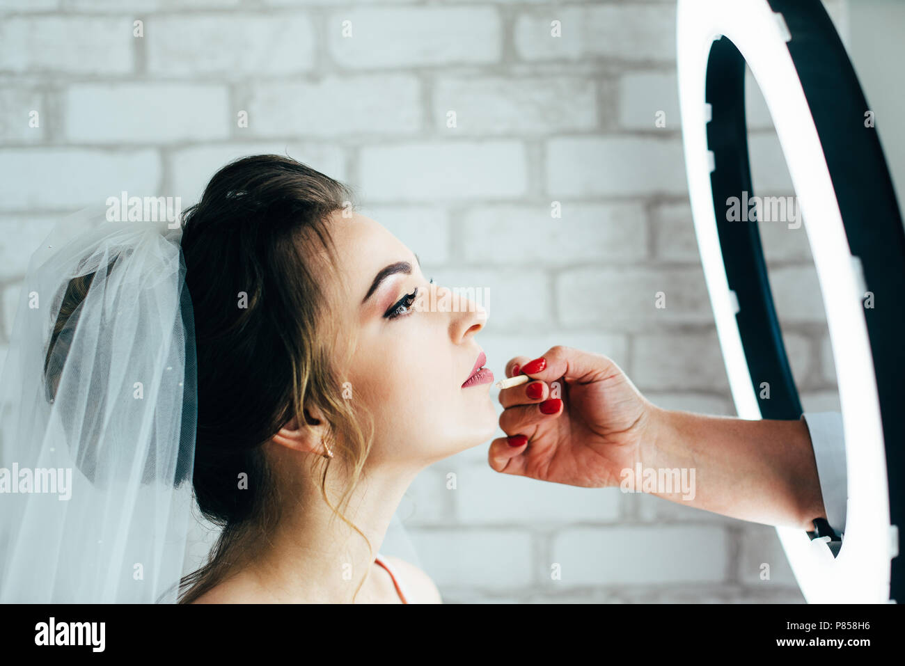 Bella sposa felice con il matrimonio di acconciatura trucco luminoso nel giorno nuziale Foto Stock