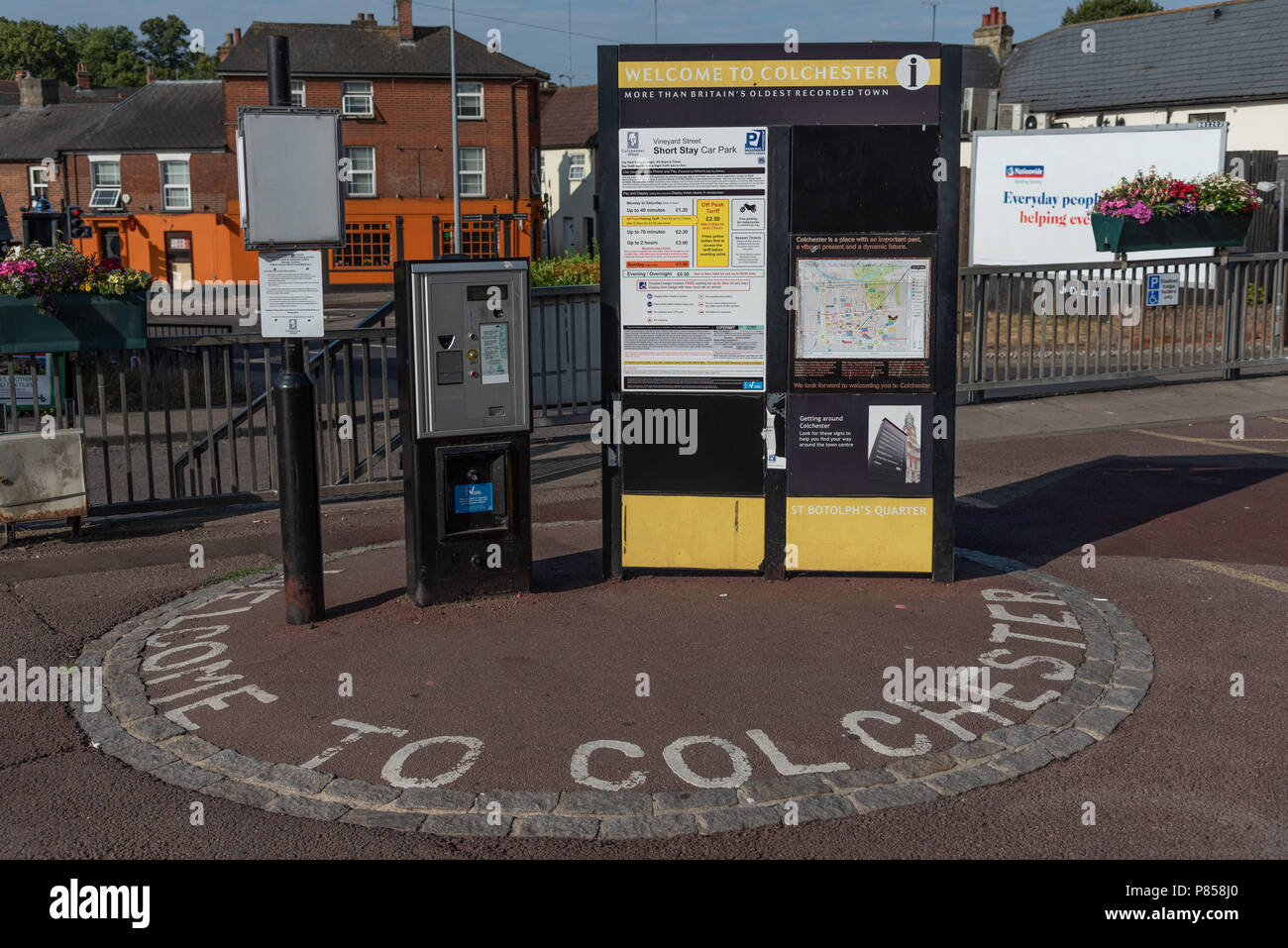 Benvenuto a Colchester! Vineyard Street - Parcheggio per soggiorni brevi, lista delle tariffe giornaliere e distributore di biglietti al sole di mattina presto. Foto Stock
