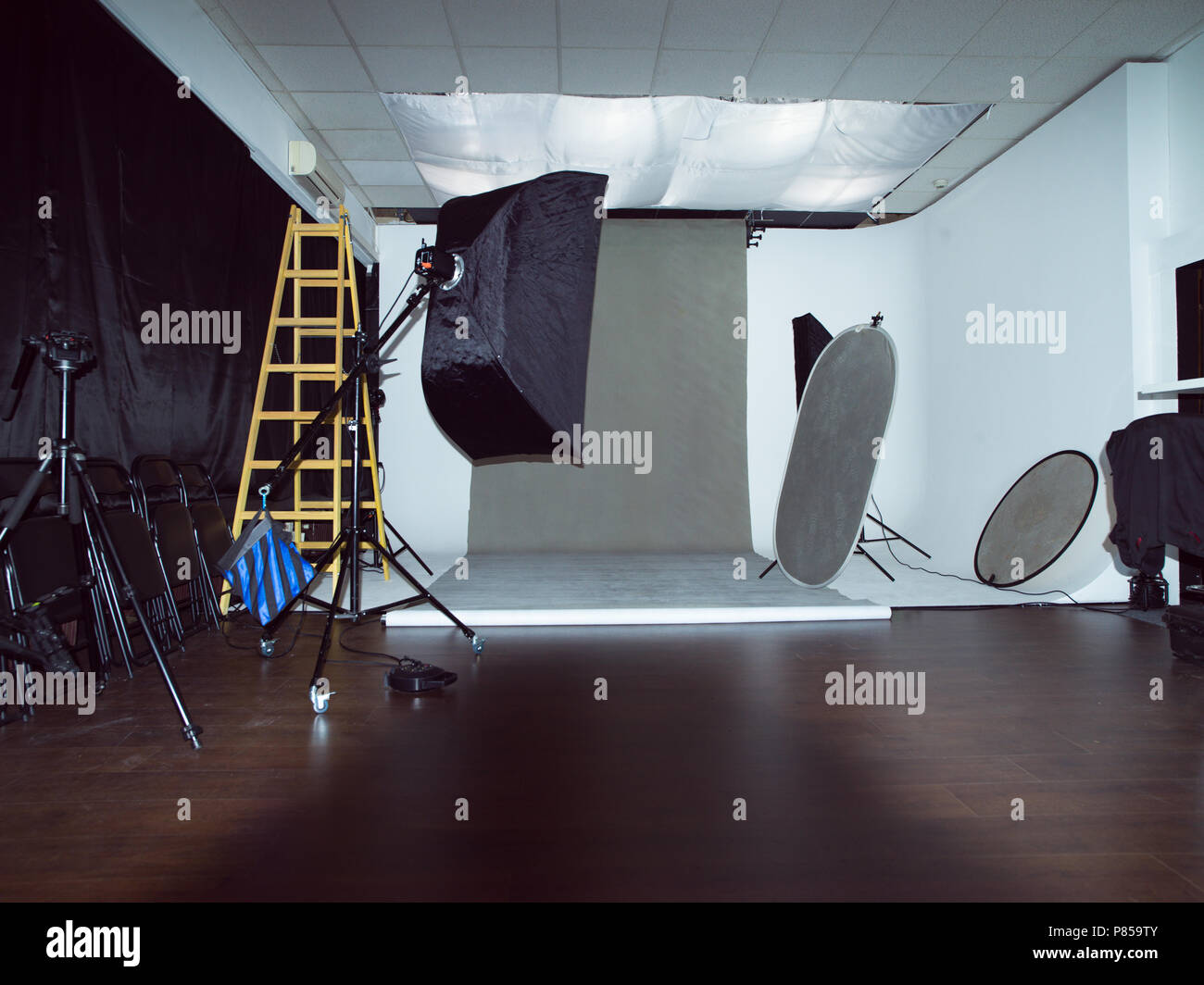 Moderno studio fotografico interno con Attrezzatura luminotecnica professionale Foto Stock