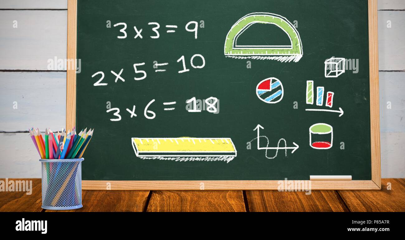Math disegni su lavagna di educazione nella scuola Foto stock - Alamy