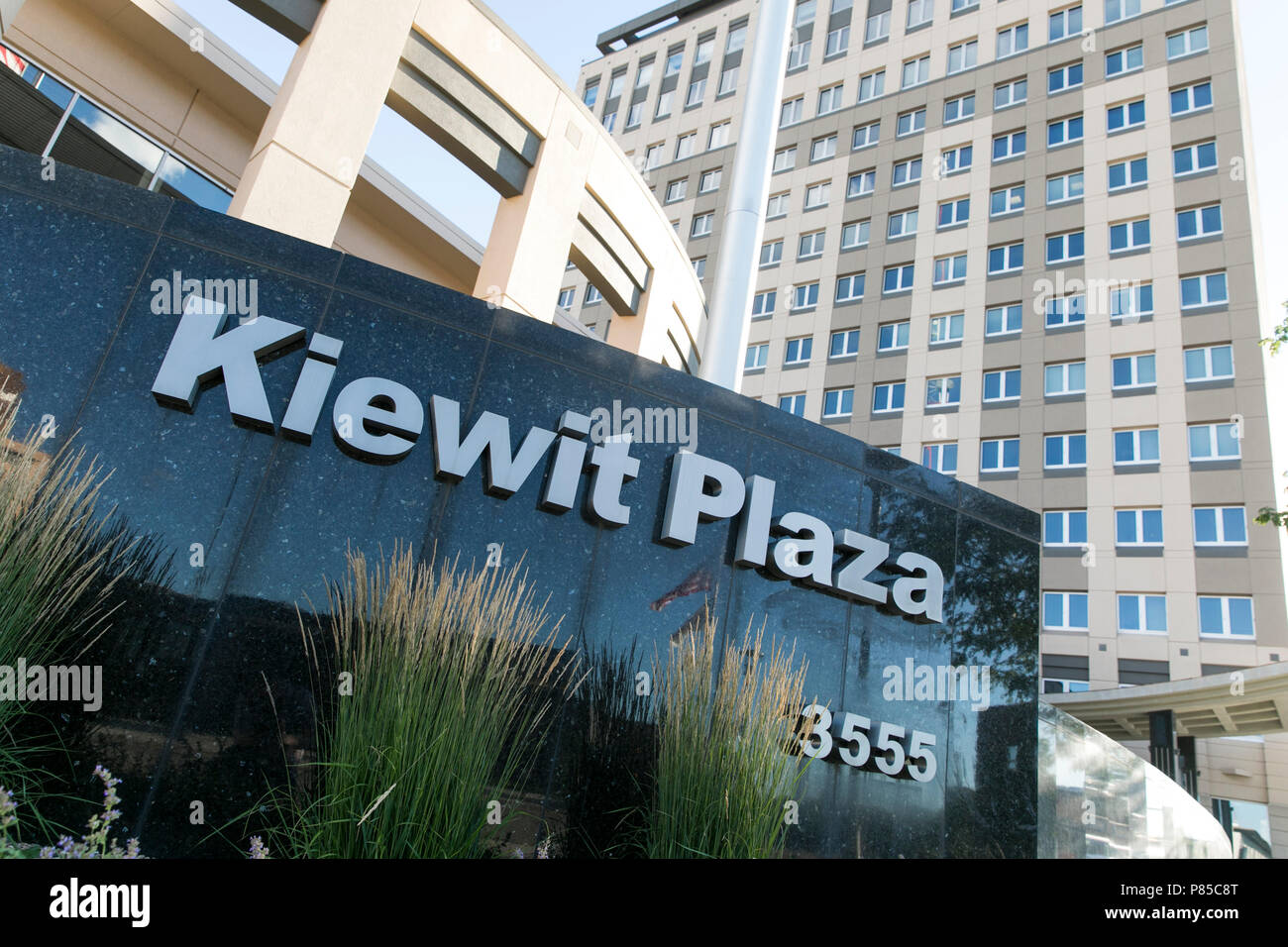 Un logo segno esterno di Kiewit Plaza, il quartier generale di entrambi i Kiewit Corporation e Berkshire Hathaway Inc., in Omaha, in Nebraska il 1 luglio 2018. Foto Stock
