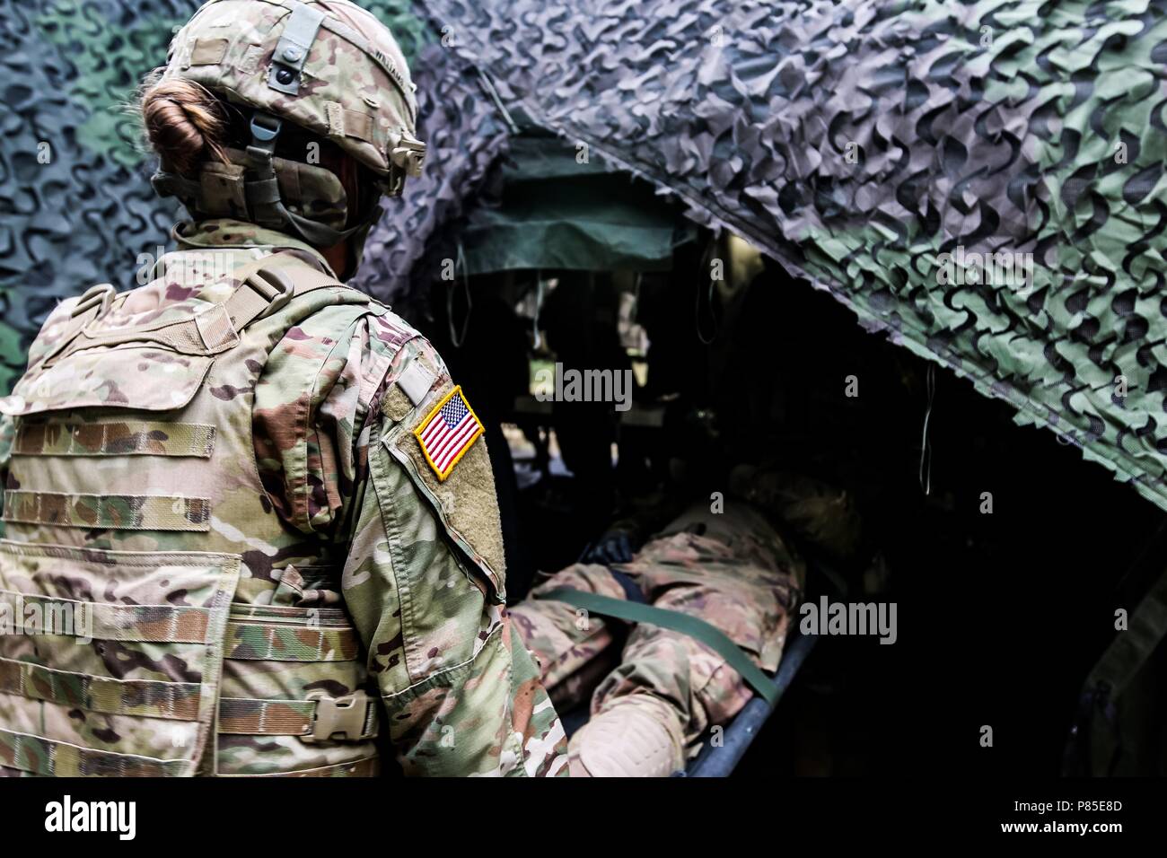 Il personale Sgt. Anna Willams, Lubbock, Texas native, sergente di plotone con il primo squadrone, 2° reggimento di cavalleria, si muove un compagno soldato di una tenda per la formazione medica per esercitare Puma 2 con il gruppo di combattimento della Polonia a Bemowo Piskie Area Formazione, Polonia il 13 giugno 2018 come parte di Saber Strike 18, 13 giugno 2018. Questo anno di esercizio, che corre da Giugno 3-15, prove di alleati e partner provenienti da 19 paesi sulla loro capacità di lavorare insieme per scoraggiare le aggressioni nella regione e migliorare ogni unità è la sua capacità di svolgere la loro missione designata. (U.S. Esercito foto di Spc. Hubert D. Delany III /22 Mobile Aff pubblica Foto Stock Il personale Sgt. Anna Willams, Lubbock, Texas native, sergente di plotone con il primo squadrone, 2° reggimento di cavalleria, si muove un compagno soldato di una tenda per la formazione medica per esercitare Puma 2 con il gruppo di combattimento della Polonia a Bemowo Piskie Area Formazione, Polonia il 13 giugno 2018 come parte di Saber Strike 18, 13 giugno 2018. Questo anno di esercizio, che corre da Giugno 3-15, prove di alleati e partner provenienti da 19 paesi sulla loro capacità di lavorare insieme per scoraggiare le aggressioni nella regione e migliorare ogni unità è la sua capacità di svolgere la loro missione designata. (U.S. Esercito foto di Spc. Hubert D. Delany III /22 Mobile Aff pubblica Foto Stock