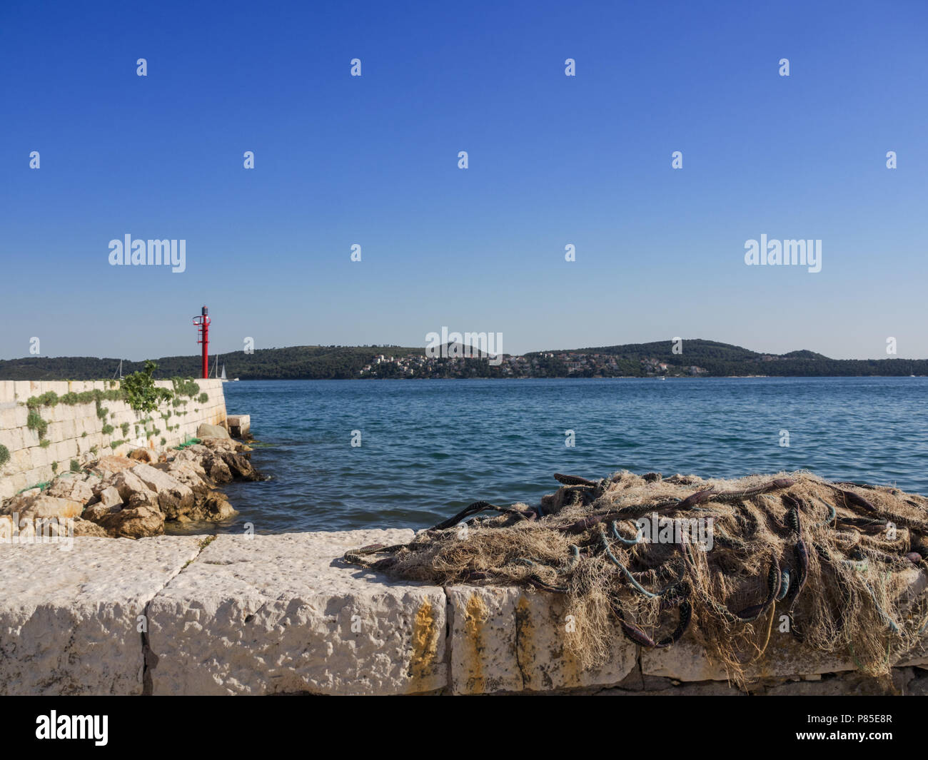 Piccolo porto di Segnet Donji presso la costa del Mare Adriatico in Croazia Foto Stock