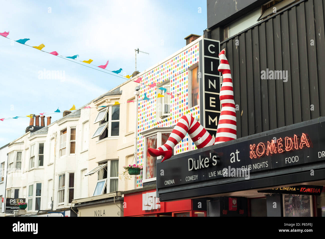 Il cabaret gambe la scultura al famoso Duke's a Komedia vivere luogo di divertimento. Situato nel vivace quartiere North Laine distretto di Brighton, Regno Unito. Foto Stock