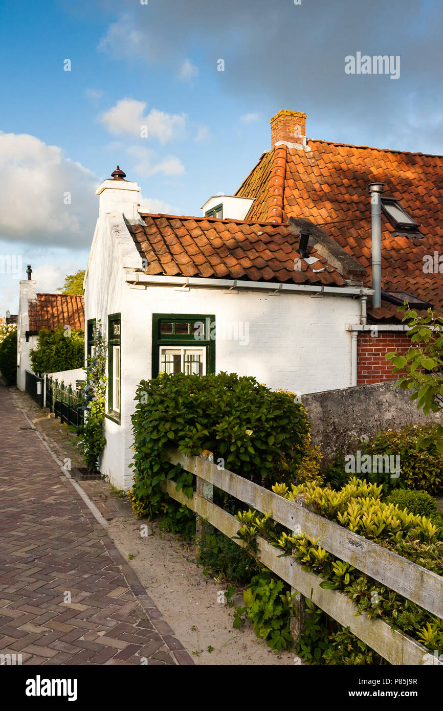 Huis en tuin op Schiermonnikoog; la casa e il giardino a Schiermonnikoog Foto Stock