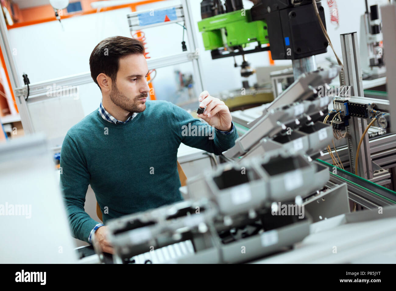 Giovane studente di elettronica lavorando sul progetto Foto Stock