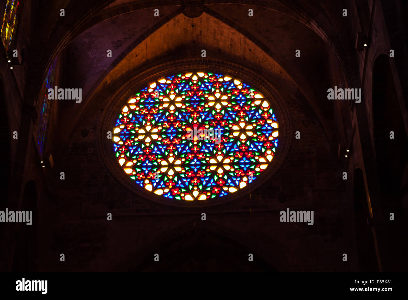 PALMA DI MALLORCA, Spagna - 23 giugno 2018: rosone nella Cattedrale di Santa Maria di Palma, noto anche come La Seu. Palma di Maiorca, SPAGNA Foto Stock
