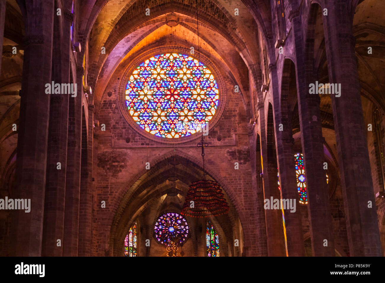 PALMA DI MALLORCA, Spagna - 23 giugno 2018: rosone nella Cattedrale di Santa Maria di Palma, noto anche come La Seu. Palma di Maiorca, SPAGNA Foto Stock