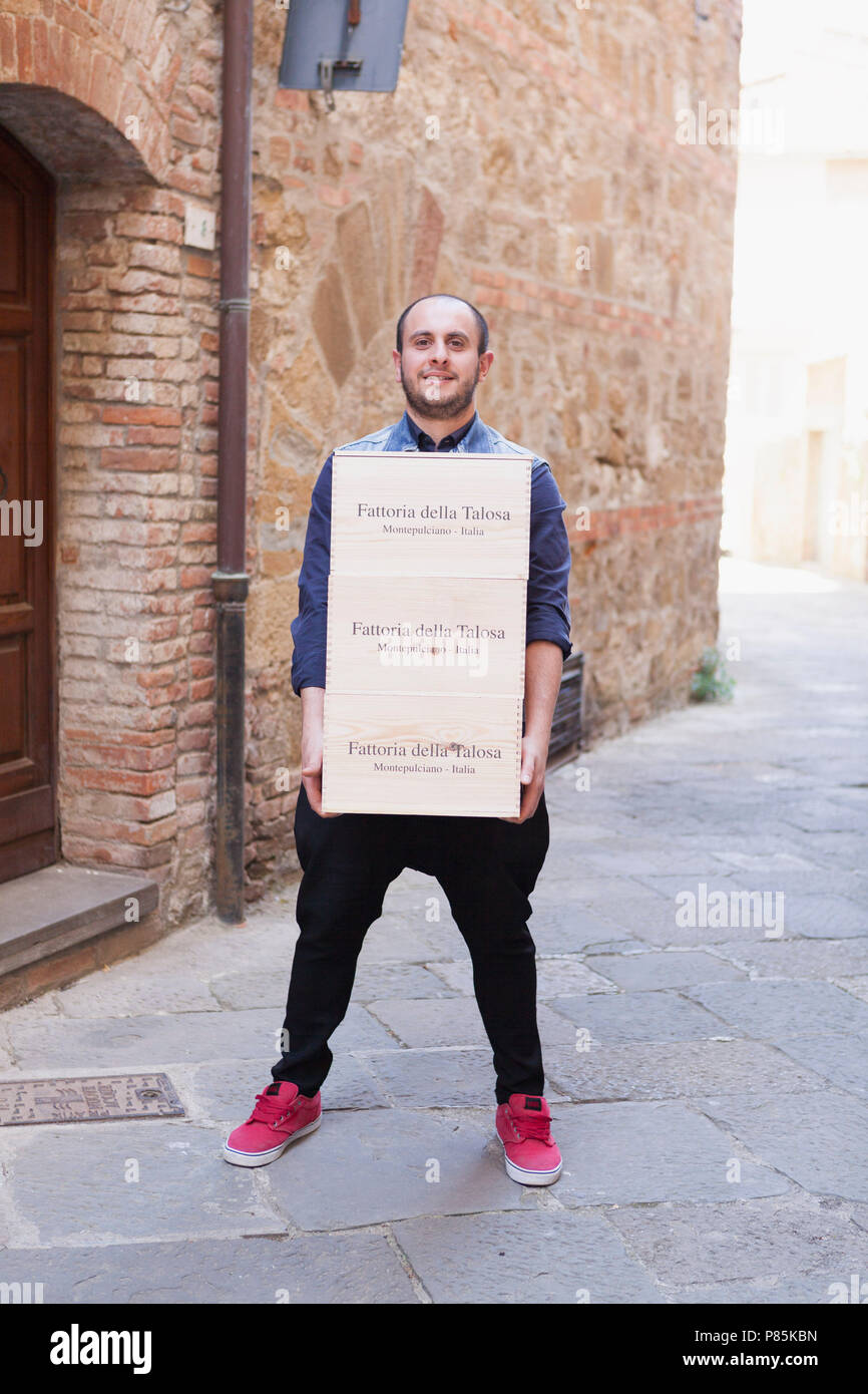 Enologo che trasportano scatole di vino. Foto Stock