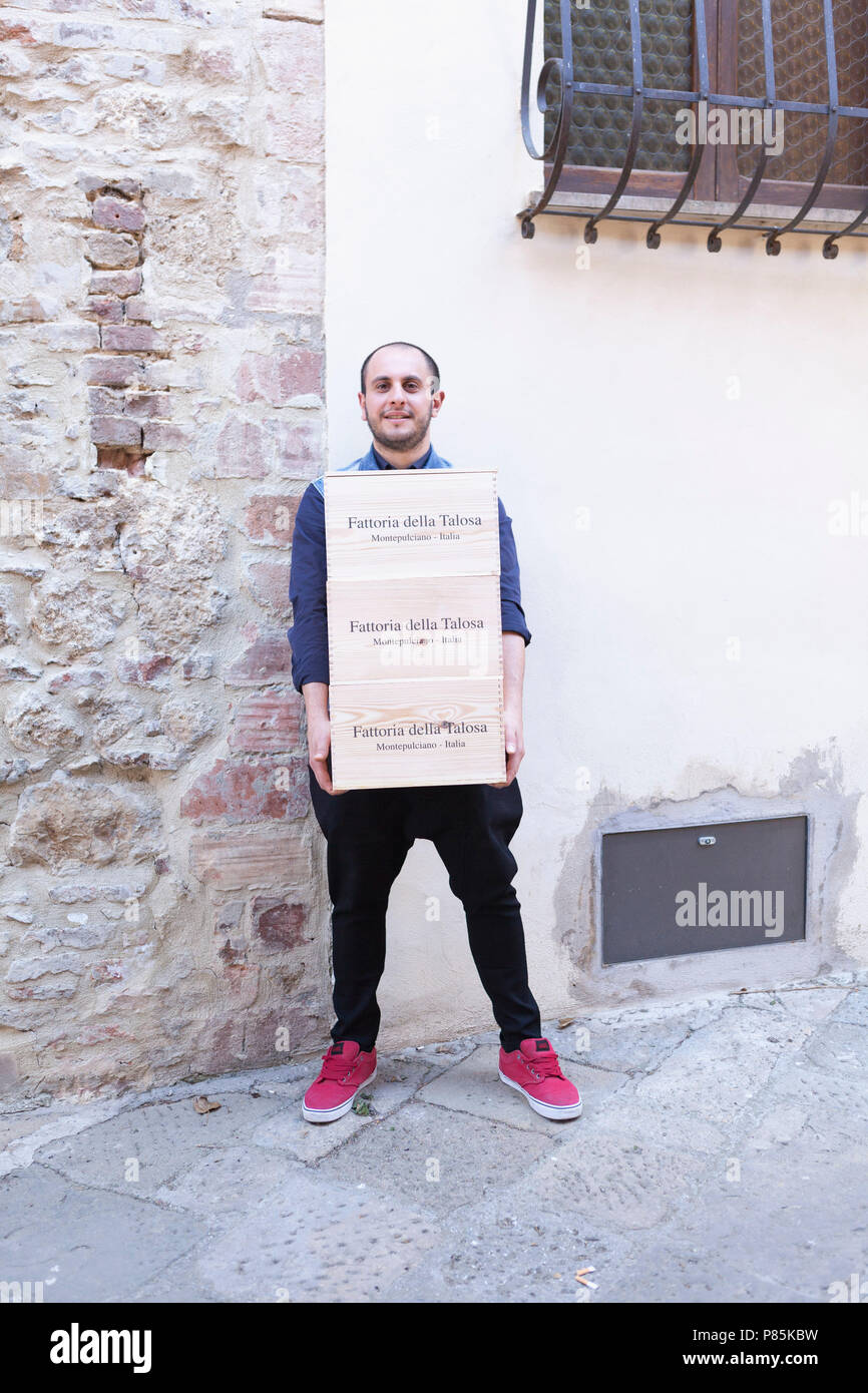 Enologo che trasportano scatole di vino. Foto Stock