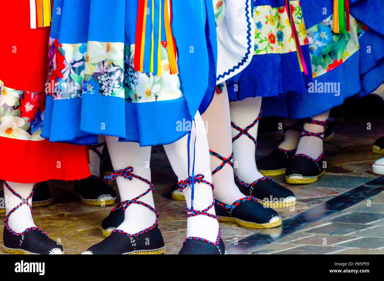 Tradizionali scarpe colorate per usi e costumi in Spagna, scarpe da ballo,  " espadrilles Foto stock - Alamy