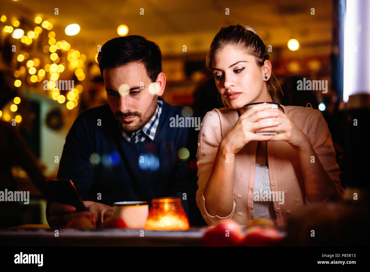 Triste giovane avente i conflitti e i problemi di relazione Foto Stock