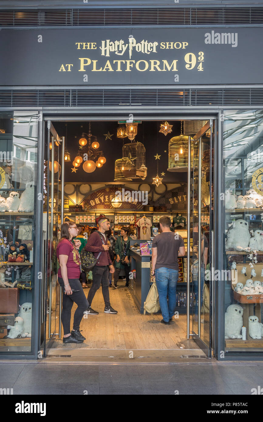 Inghilterra Londra Kings Cross Station Harry Potter Shop Foto Stock Alamy
