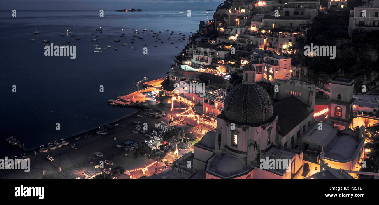 Un fantastico panorama di Positano cittadina di notte, Italia Foto Stock