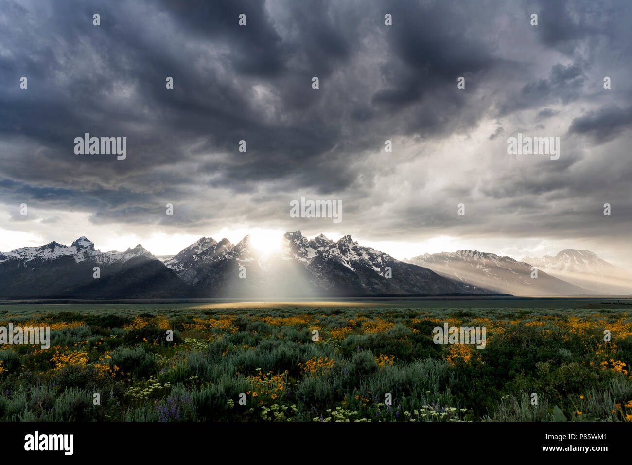 WY02757-00...WYOMING - Storm nuvole sopra la gamma Teton nel Parco Nazionale di Grand Teton. Foto Stock