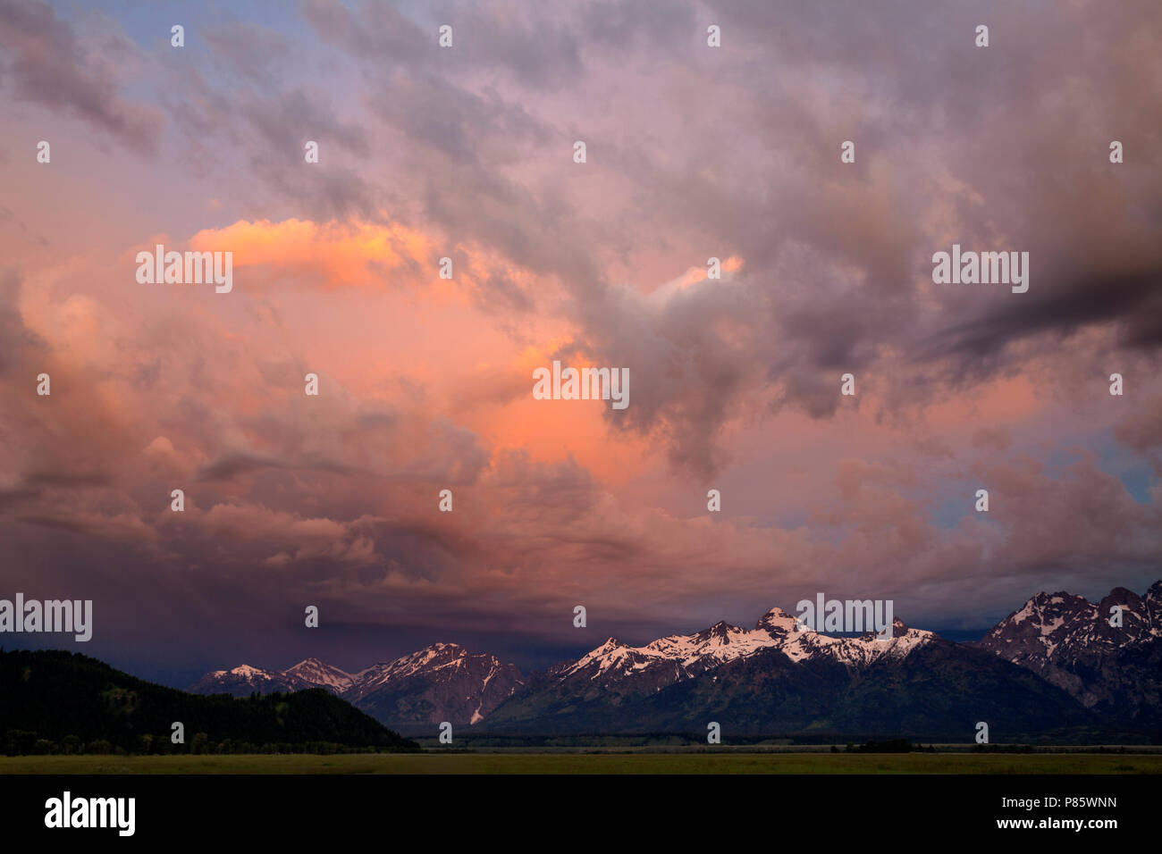 WY02759-00...WYOMING - nuvole temporalesche a sunrise oltre la gamma Teton nel Parco Nazionale di Grand Teton. Foto Stock