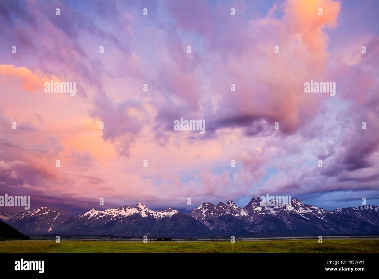 WY02761-00...WYOMING - nuvole temporalesche a sunrise oltre la gamma Teton visto dall'Antelope Flats Road nel Parco Nazionale di Grand Teton. Foto Stock